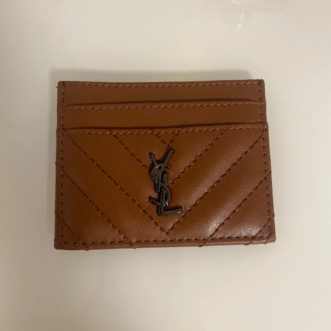 Brun quiltad plånbok från YSL