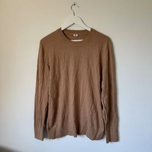 Beige stickad tröja från Arket - Snygg beige stickad tröja från Arket i en mix av bomull och kashmir. Tröjan har rund halsringning, ribbade muddar och lång ärm. Perfekt för lager-på-lager och enkel att matcha med jeans eller chinos. 4F6