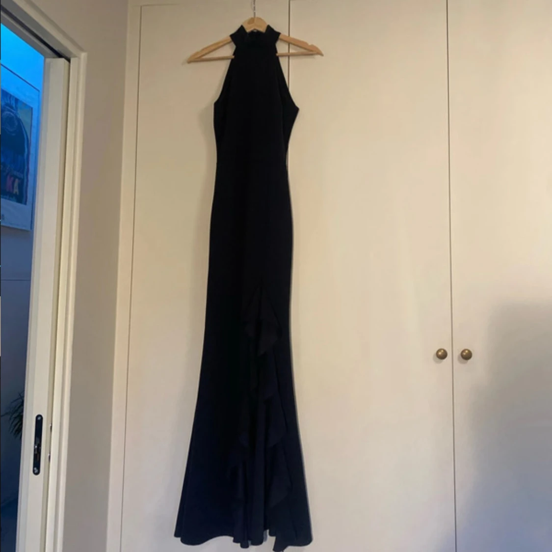 Marinblå långklänning med volang