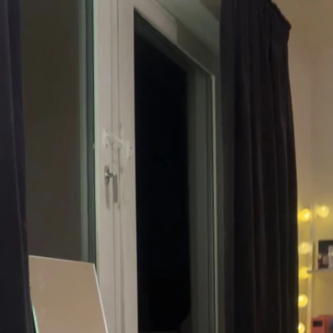 Mörkgråa sammetsgardiner  - 1