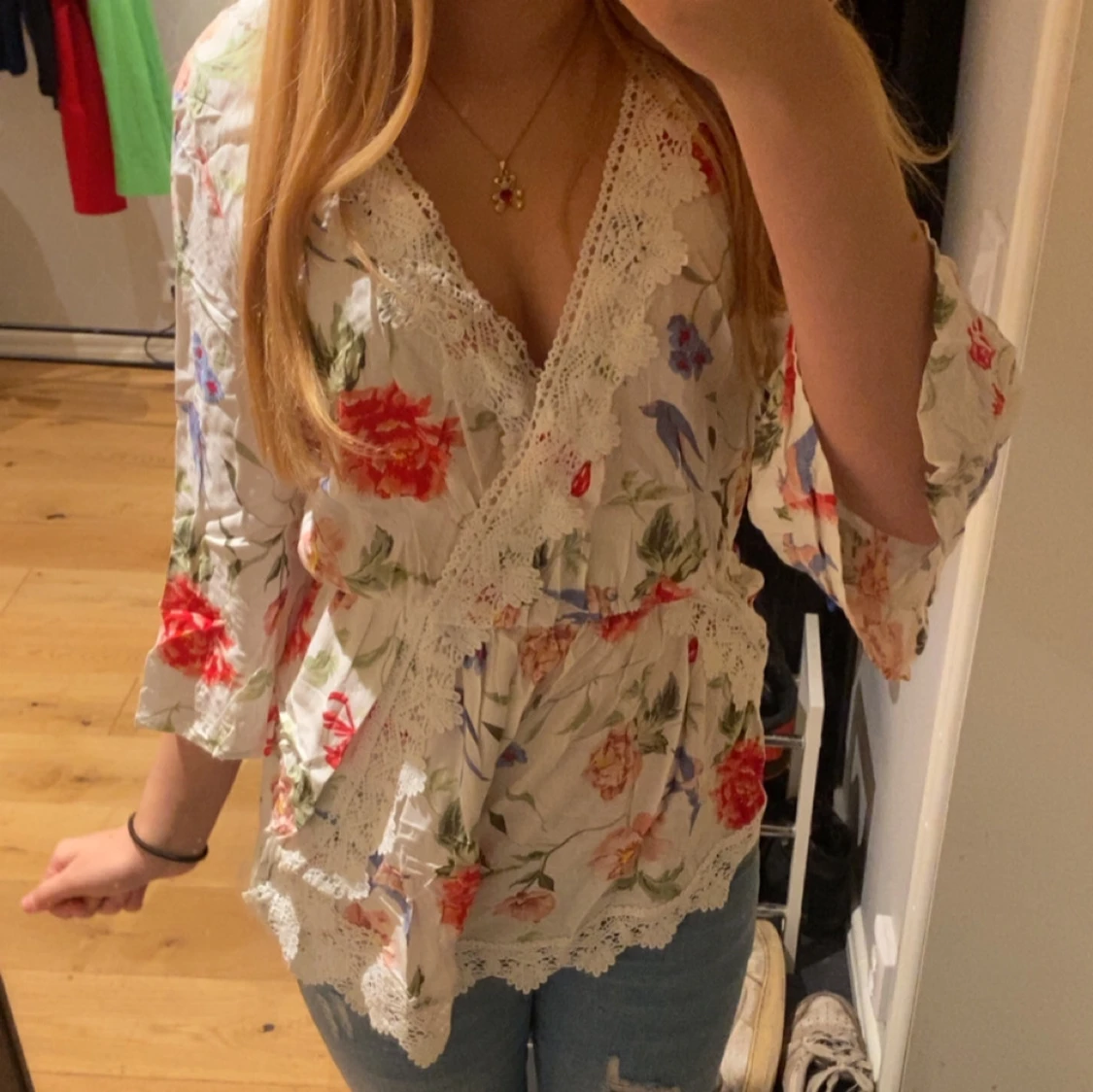 Blommig omlottblus med spetsdetaljer