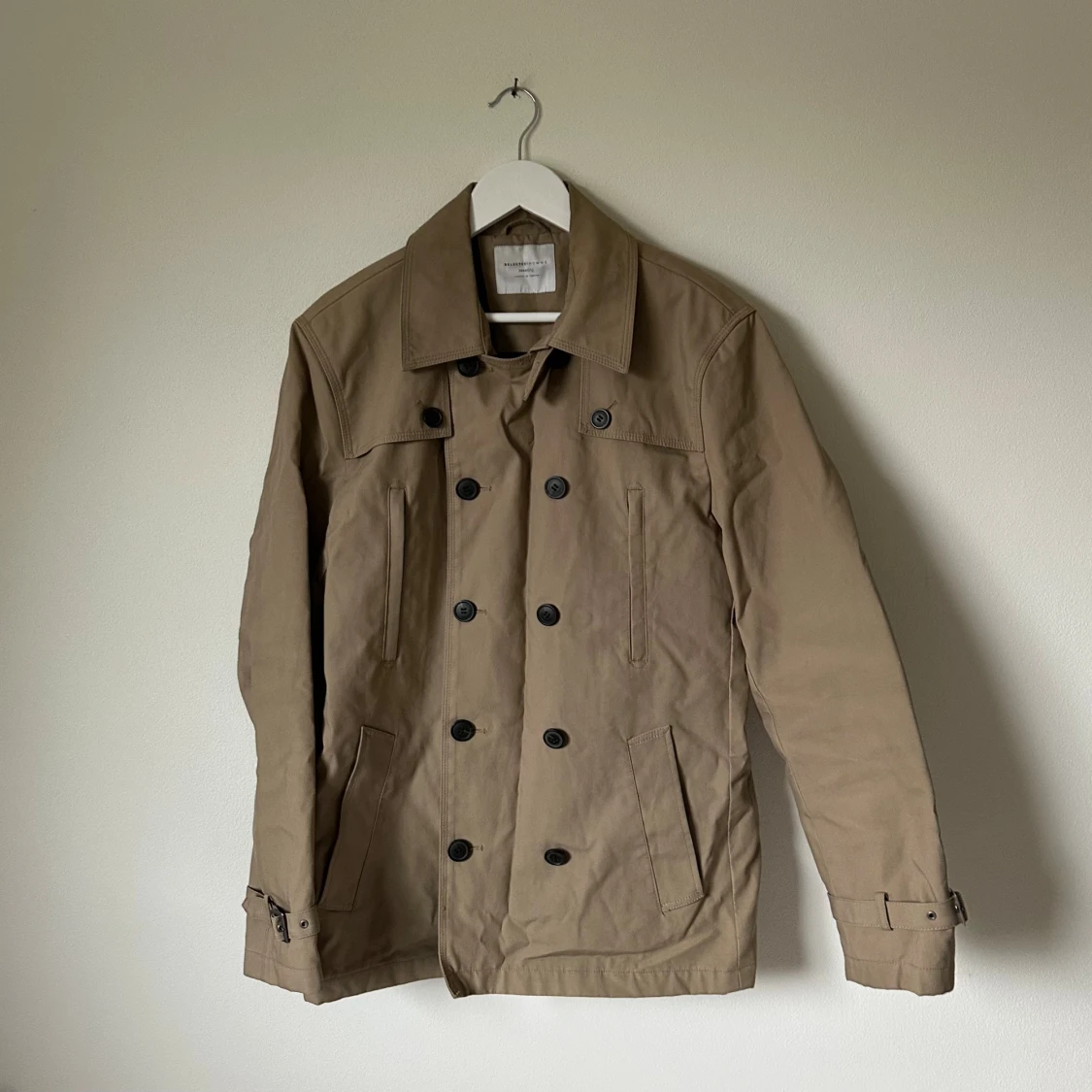 Beige fodrad trenchcoat från Selected Homme