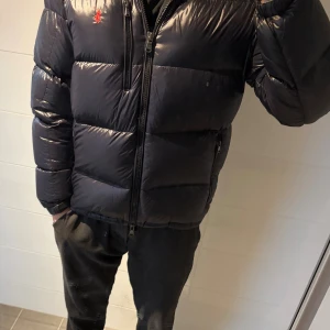 Ralph lauren puff jacka - Splitter ny jacka från ralph lauren. Säljer då den är för stor för mig. Den är i storlek M. Om då har frågor eller vill ha bild på något specifikt tveka inte på att höra av dig. Kan gå ner vid en snabb affär