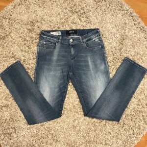 Blå Replay Hyperflex jeans - Tjena, säljer nu ett par snygga Replay Hyperflex jeans. Jeansen är i mycket bra skick och passar perfekt för dig som som vill ha ett par fräscha jeans till vintern. Bara att höra av sig ifall du har frågor!