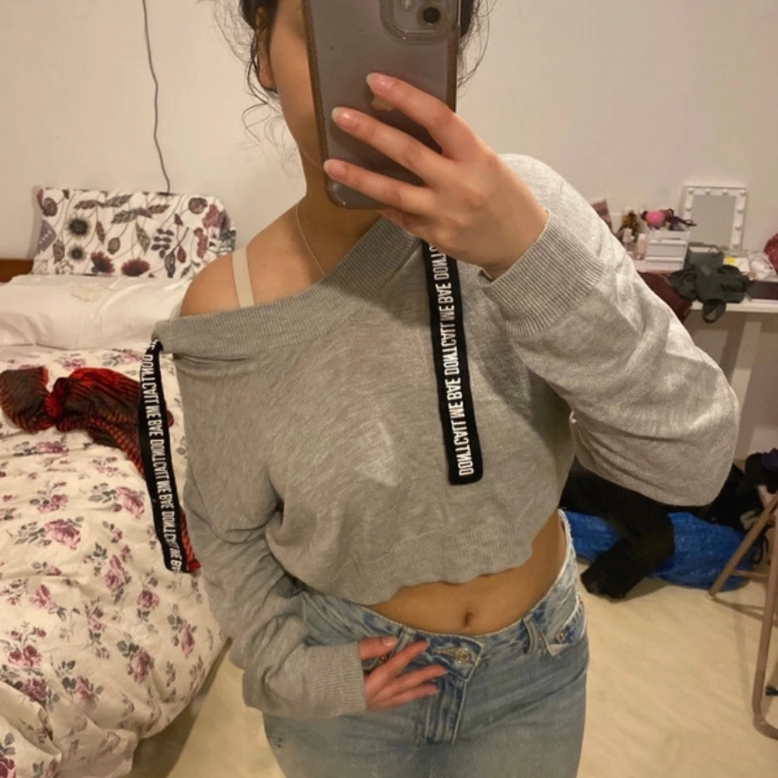 Grå croppad hoodie med tryckband - 3