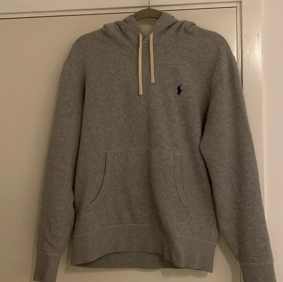 Grå hoodie från Polo Ralph Lauren - 2