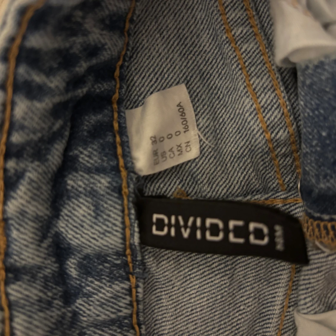 Blå ripped jeans från Divided - 2