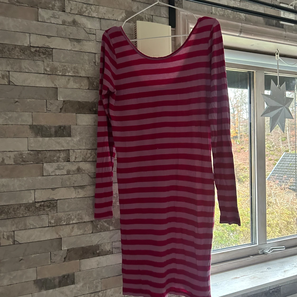 Randig röd och rosa långärmad klänning - 1