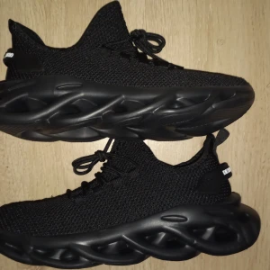 Helt nya svarta sneakers stl 40 med superbekväm anti-halk sula och andningsbart material - Helt nya svarta sneakers stl 40 med superbekväm anti-halk sula och andningsbart material