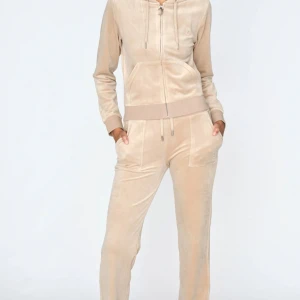 Juicy Couture set - Säljer mitt sett för ja inte använder det längre, har haft de länge men knappt användt så är fortfarande i fint skick både på tröjan ock byxorna. Pris går alltid att diskutera, köpare står för frakt!! Behöver få sålt snabbt!