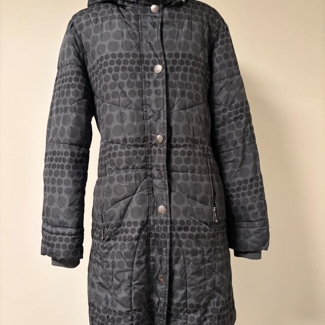 Svart prickig pufferjacka från Etage