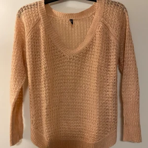 Ljustosa stickad v-ringad tröja - Säljer en bekväm rosa stickad tröja med v-ringning och lång ärm. Skriv om du har några frågor💕