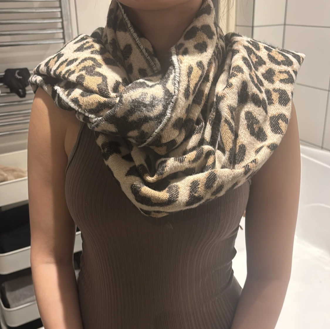 Leopardmönstrad beige halsduk med fransar - 3