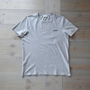 🎁Grå Dondup T-shirt - Perfekt premiumbasic  - Grå Dondup t-shirt i storlek L (passar M). Tunn och mjuk bomull med exklusiv känsla – perfekt sommarplagg till shorts eller jeans. ✅ Mycket bra skick 🧵 Bra passform 💸 Nypris: ca 900 kr – NU 319 kr! 🚚Fraktas gratis🌟