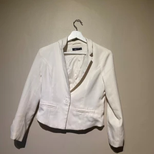 Vit kavaj obs läs beskrivning  - Säljer denna vita kavaj i storlek XS från fb sisters, kan ha små fläckar här och där och köparen får själv lösa tvätt. Material: polyester, elastan och viskos. Märke; fb sisters. Finns att hämta i centrala Göteborg, eller kan skickas vi valfri app. Kan behöva en tvätt pga legat i flyttkartonger pga storrensning. 