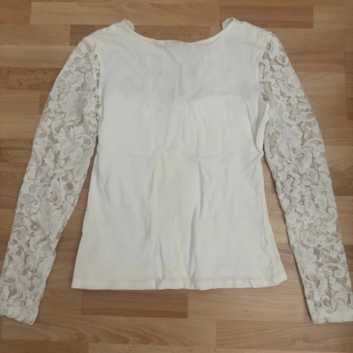 Vit spetsblus med lång ärm - 1