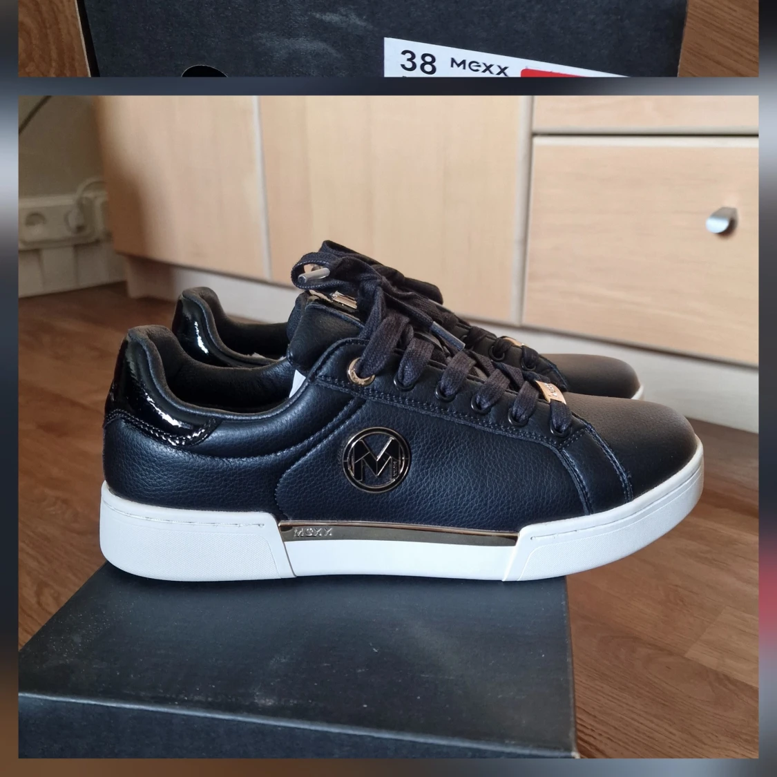 Svarta sneakers från Mexx med gulddetaljer - 3