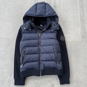 Cardigan jacka  - En helt ny cardigan jacka, den har stickat material på ryggen och armarna, den är perfect nu mot vintern, den har avtagbar luva. Pris kan diskuteras vid snabb affär 