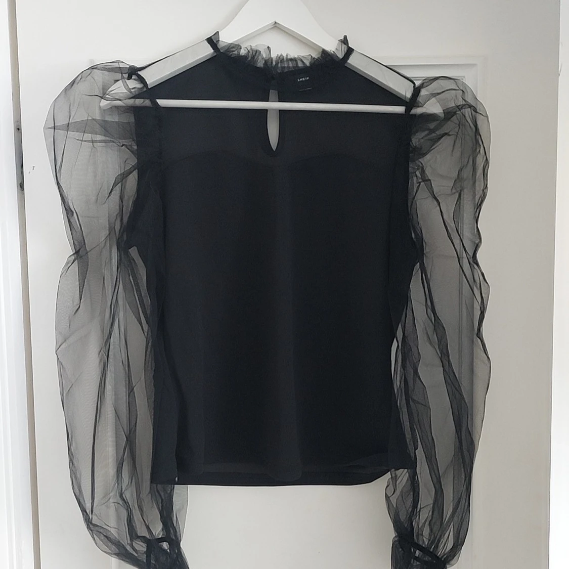 Svart blus med puffiga meshärmar - 2