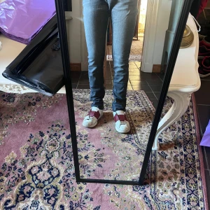 Grå slim jeans från Lee Luke 31/34 - Säljer ett par grå skinny jeans från Lee med klassisk femficksdesign och diskreta slitningar. Jeansen har normal midja och smal passform hela vägen ner. Materialet är mjukt och stretchigt för extra komfort. Perfekta för dig som gillar en clean och enkel look. Modellen är 178 70kg midja 38cm längd 106cm (6)