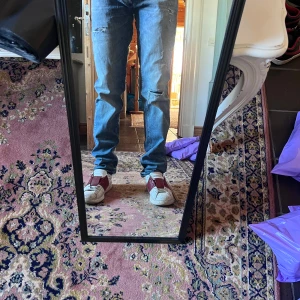 Blå slim jeans med slitningar Jack and Jones 32/36 - Säljer ett par blå jeans med snygga slitningar på låren och knäna. Jeansen har en rak passform och klassisk femficksdesign. Materialet är jeans och färgen är ljusblå. Perfekta för en avslappnad och trendig look. Modellen är 178cm 70kg midja 43cm längd 109cm (17)