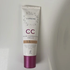 Lumene CC Cream 1.5 Fair SPF20 - Lumene CC Color Correcting Cream i nyansen 1.5 Fair. Ger medium täckning, jämnar ut hudtonen och har SPF20. Innehåller nordiskt lingon och hyaluronsyra. Vegansk formula i en smidig tub med lila kork, 30 ml.