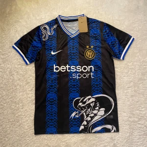 Inter Milan concept tröja - Helt ny Inter Milan fotbollströja. Perfekt för fans, vardagskläder eller samlare. Storlek: L Snabb leverans 🚚 Kontakta oss gärna om du har några frågor!