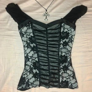 Goth korsett topp - Jättevacker topp med snörning på baksidan. Storlek M men justerbar med hjälp av snörningen🖤
