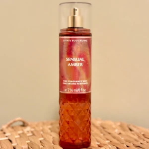 Bath & Bod Works Sensual Amber Fragrance Mist 236 ml - Bath & Bod Works Sensual Amber Fragrance Mist, 236 ml. Inspirerad av Flowerbomb från Victor & Rolf. Givetvis förvarad mörkt och svalt. 