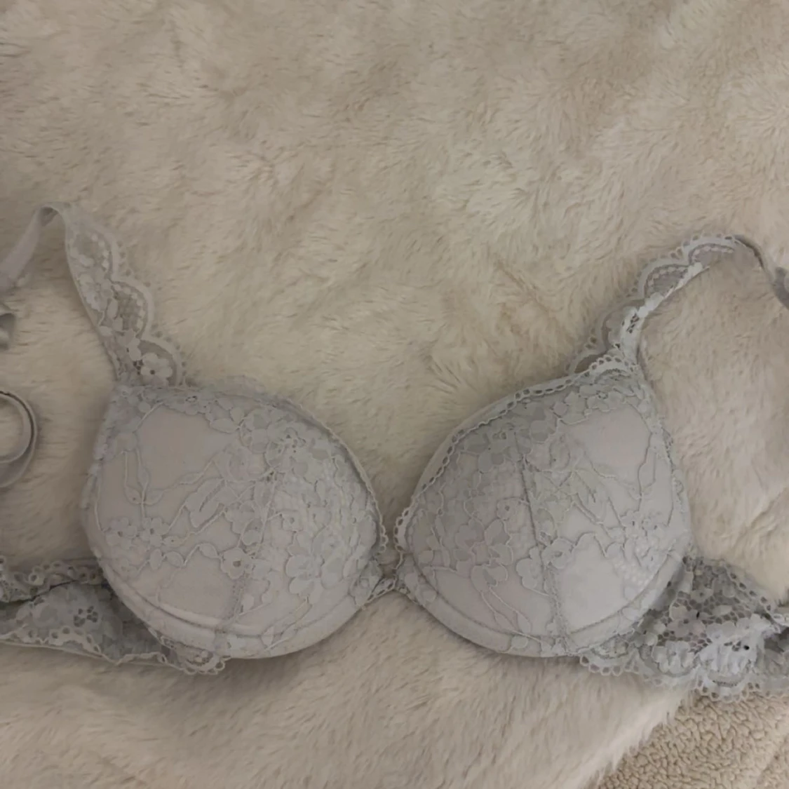 Ljusgrå spets-bh med blommönster