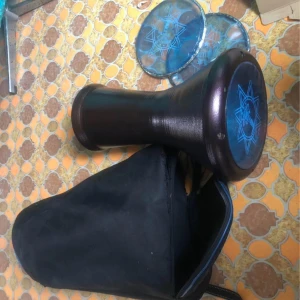 Denna produkt är inte elektronik - Bilderna visar en darbuka (slagverksinstrument) med extra skinn och fodral. Detta är en äkta trumman 