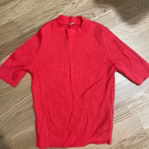 Röd  tröja från Uniqlo - Aldrig använd 