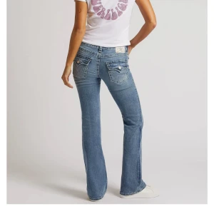 Becca Mid Rise Bootcut Jeans Blå - Snygga blå bootcut jeans med medelhög midja och klassisk femficksdesign. Nypris 1599 kr. Köpa på Thernlunds butiken. Använda 2 ggr. Buda gärna!!🤠
