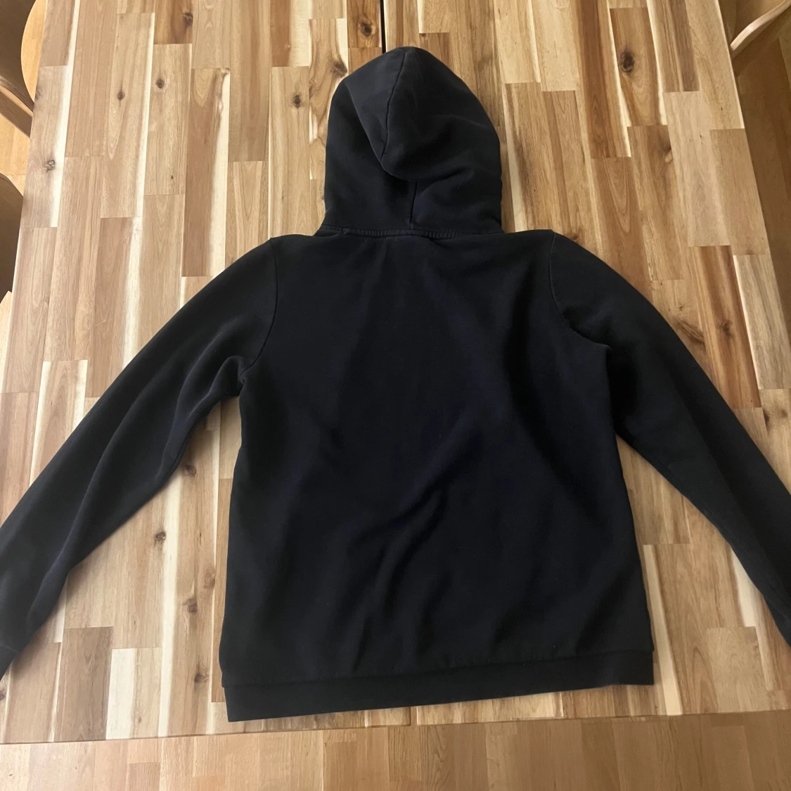 Svart hoodie från Sail Racing - 1