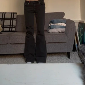 Low boot jeans i short length - Bootcut jeans från lager 157, i bra skick bara använt några fåtal gånger. 