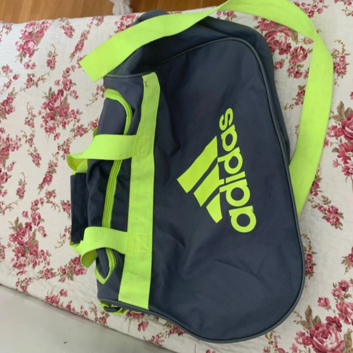 Grå träningsväska från Adidas