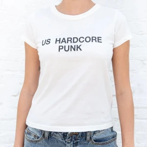Cool brandy T-shirt - Cool T-shirt från brandy Melville. Ny med prislappen kvar. (Hailie Us Hardcore Punk Top)