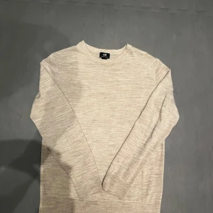 Stickad merinoull tröja - Säljer en riktigt fin tröja i Merinoulls blandning från märket H&M. Den är i fint skick och känns skönt mot huden, den är varm och skön vilket gör att den passar perfekt året år, stilren och lätt att styla. Tveka inte med att höra av dig vid funderingar eller frågor!🤝🤝köp den andra som ligger uppe får ni båda för 499🤝🤝