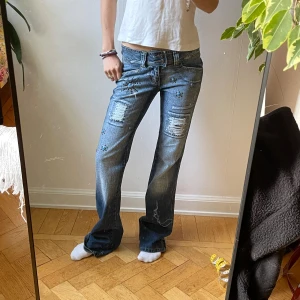 Blå Chic Lady jeans  - Såååå snygga vintage Chic Lady jeans med låg midja och bootcut. Dragkedjan är trasig men behövs inte då knapparna är så långt ner och dom är lågmidjade. Storlek står inte men mått finns på bilderna 