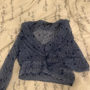 Blåmönstrad blus från Zara - Säljer denna fina blus från Zara då den aldrig riktigt kommit till användning