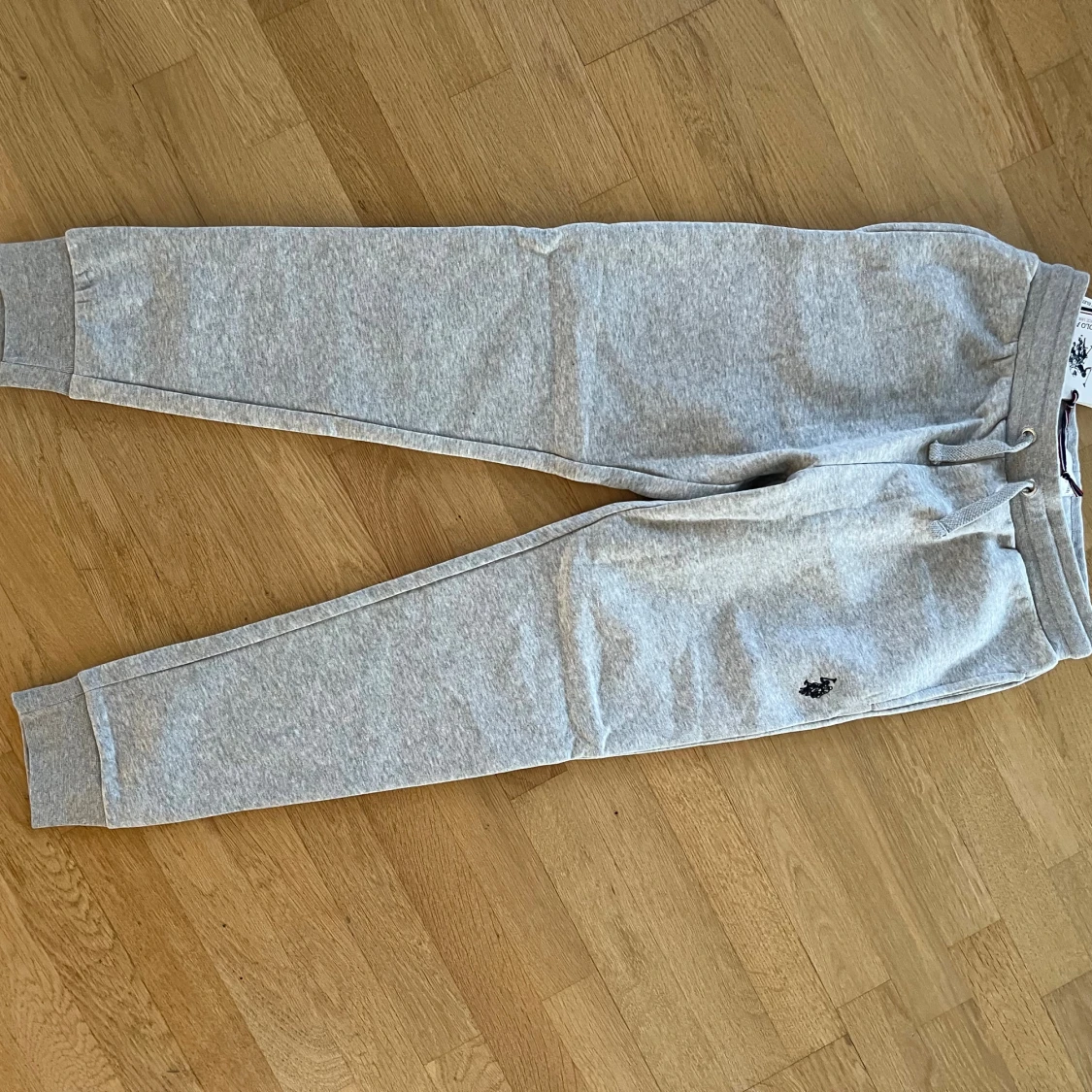 Grå mjukisbyxor från U.S. Polo Assn.