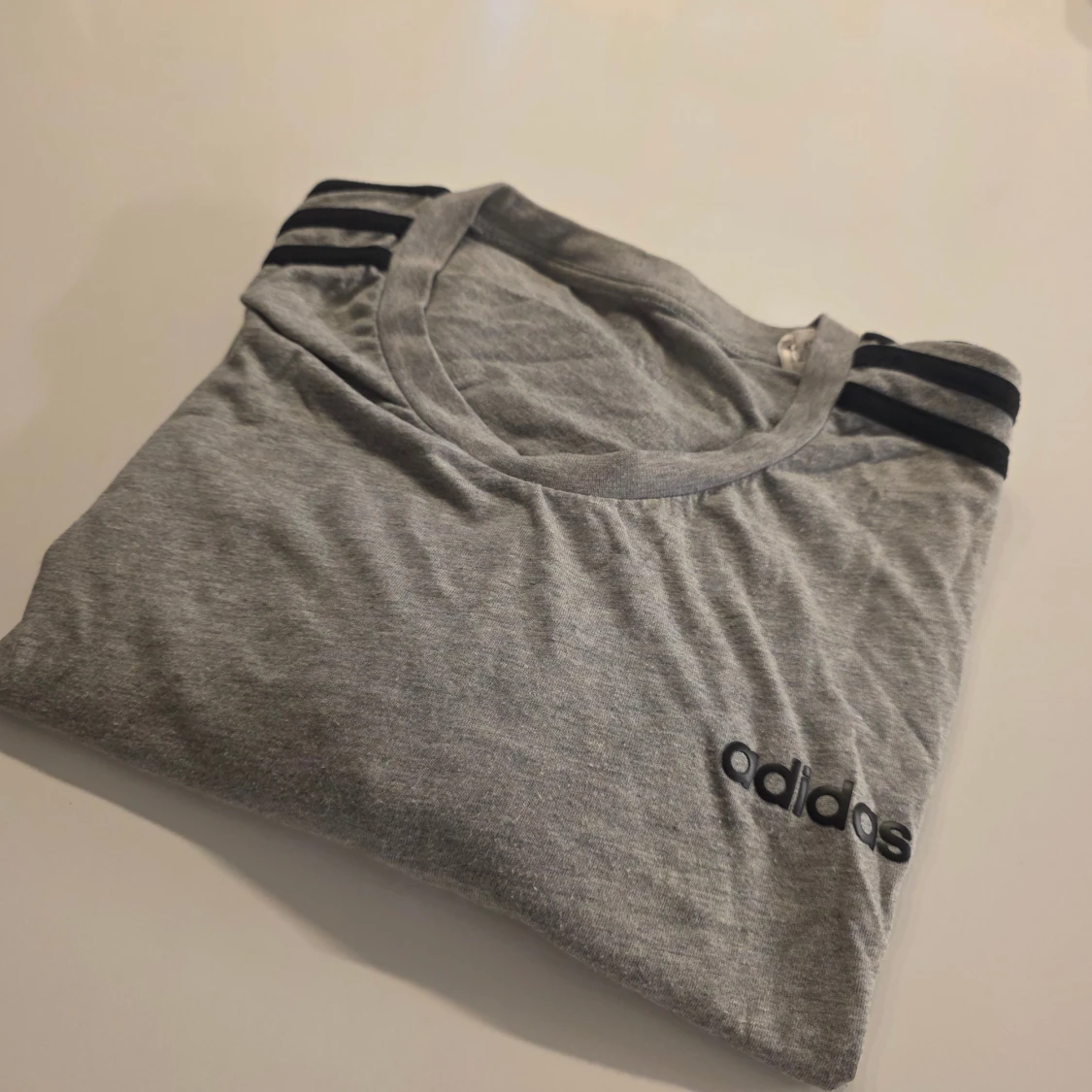 Grå Adidas t-shirt med svarta ränder - 1