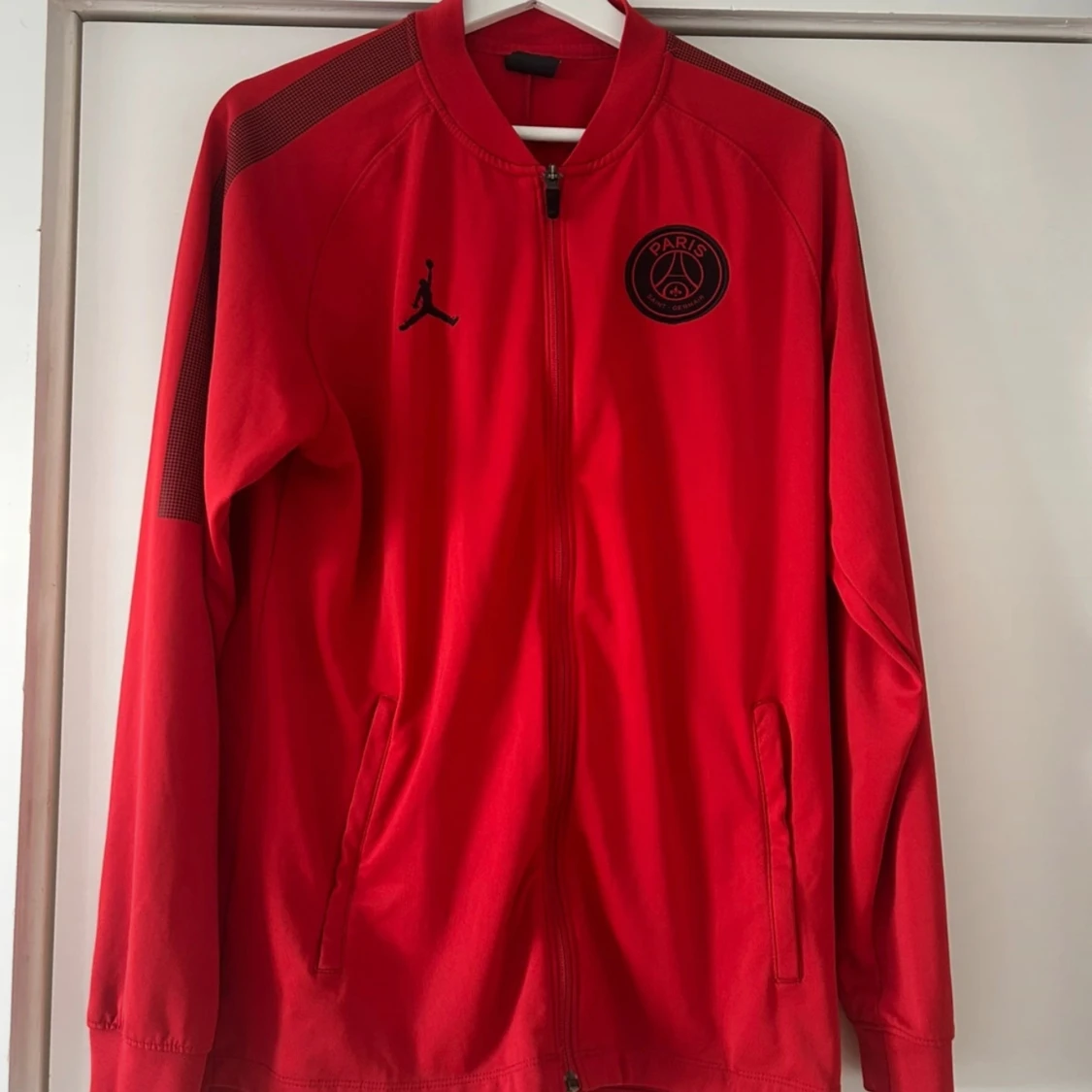 Röd PSG x Jordan ziptröja och byxa dress  - 1