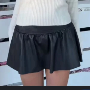 Svart skinnkjol - Fin skinnkjol i storlek 146/152 men passar en xs❤️