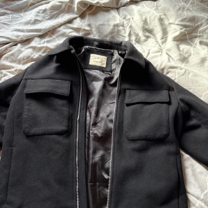 Jack and jones overshirt premium  - Hej säljer min jack and jones premium overshirt. Använd bara ett fåtal gånger. Nästan helt ny. Köpt för 1200, priset är ej hugget i sten. Privat för mer info
