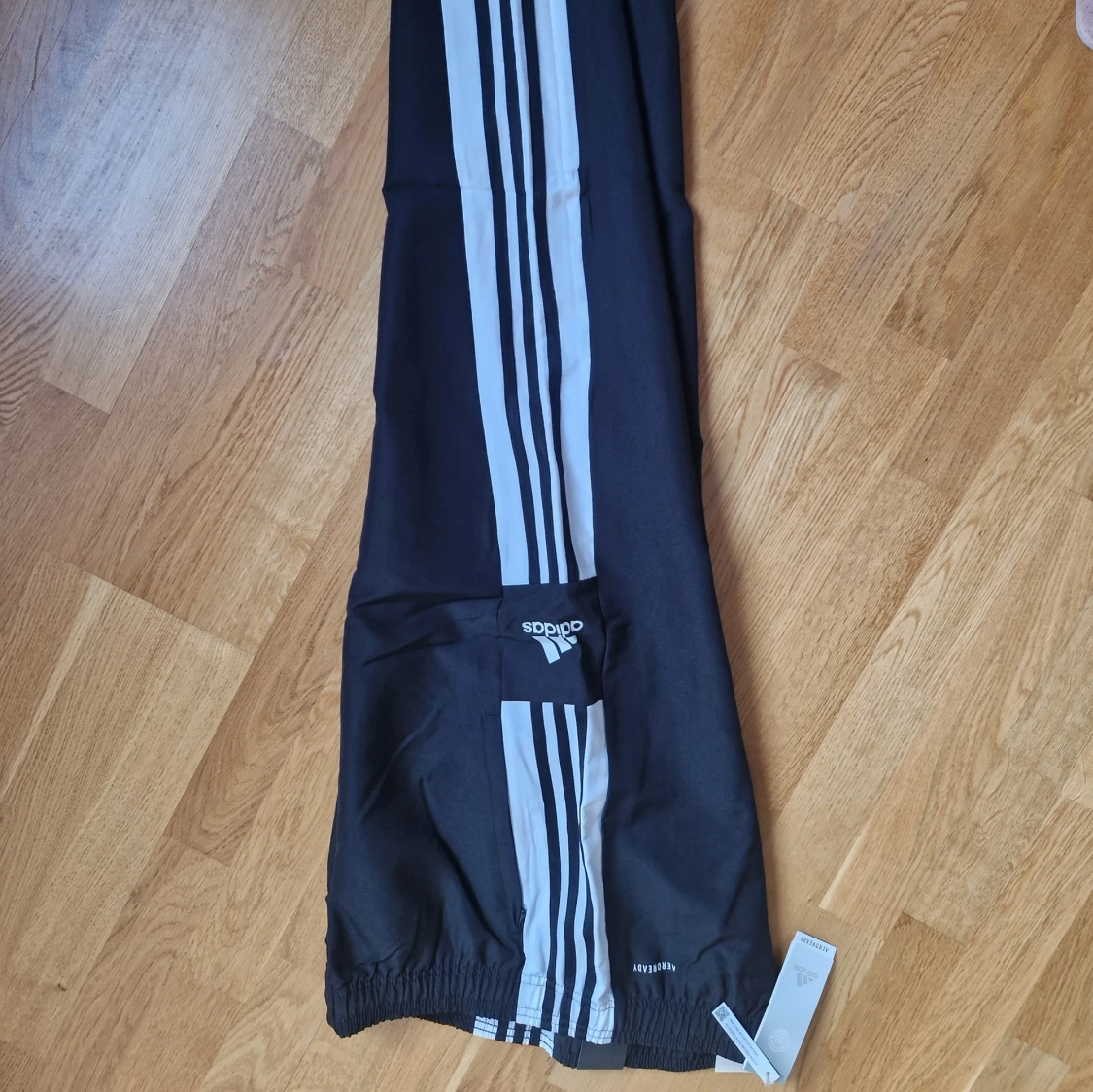 Svarta Adidas träningsbyxor med ränder - 2