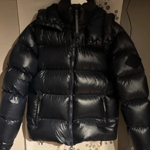  J.Lindeberg Vinterjacka - Snygg pufferjacka från j.lindeberg. Säljer då jag är sugen på ny. Använd en vinter. Men ser nästan ny ut.  Nypris 5500