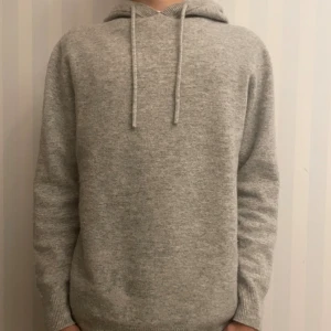 Merinoull kashmirblandning hoodie - Grå kashmir/merinoull hoodie - storlek xs - passar mig som e 173 - väldigt bra skick - fler frågor? Kontakta mig