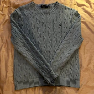Ralph Lauren - Ralph Lauren kabelstickad tröja i ljusblå och storlek M. Använd x antal gånger, men i toppen skick. 