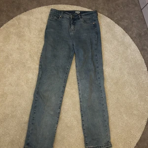 Blå jeans från Madlady - Säljer ett par klassiska blå jeans från Madlady med raka ben, midwaist och normal passform. Använd fåtal gånger och är i bra skick. Storlek 34 regular